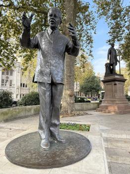 Nelson Rolihlahla Mandela (1918-2013) (Statue) (London)